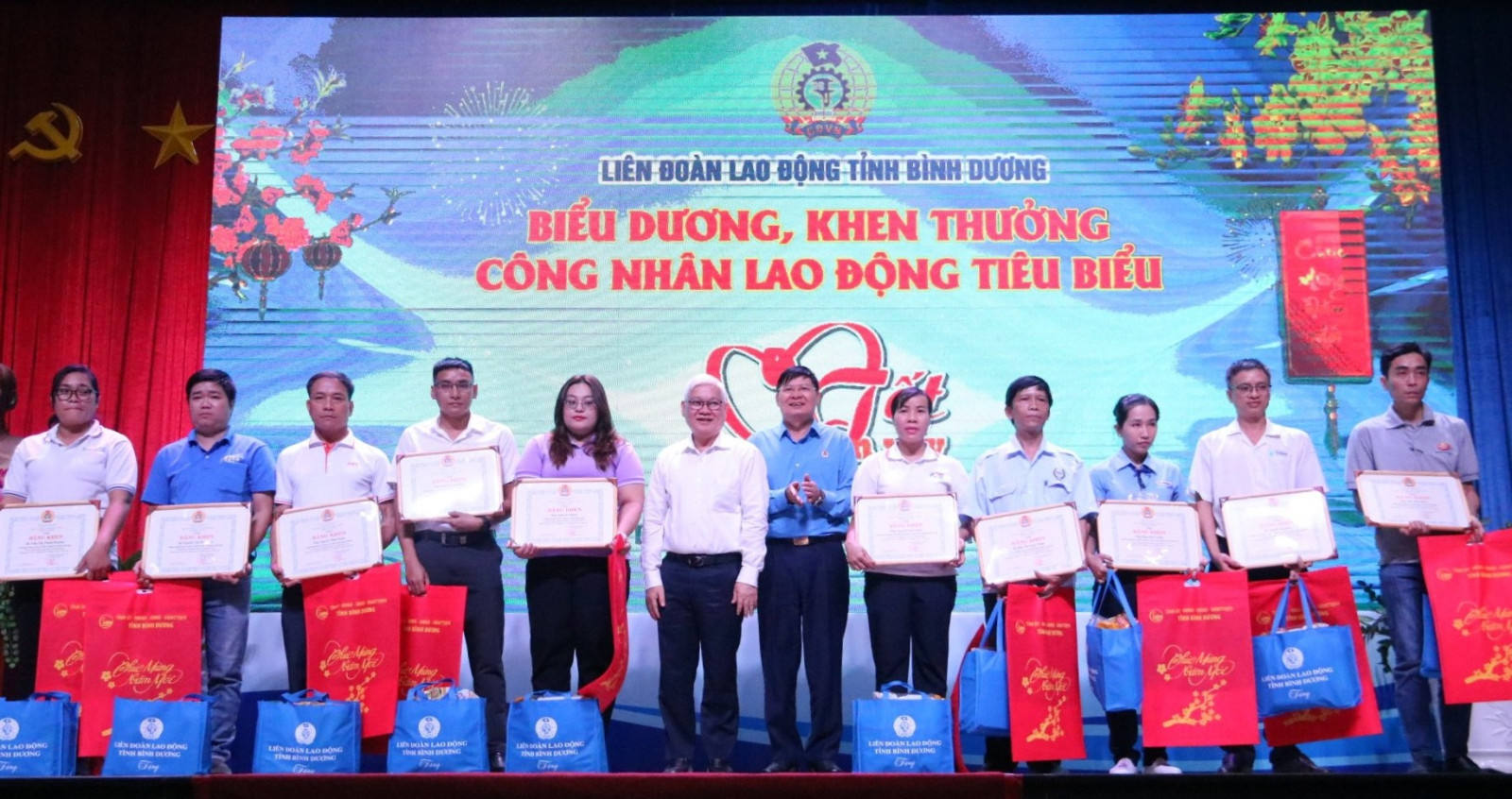 Đồng chí Nguyễn Văn Lợi, Bí thư Tỉnh ủy Bình Dương và ông Phan Văn Anh, Phó Chủ tịch Tổng LĐLĐ Việt Nam trao tặng bằng khen cho các công nhân lao động xuất sắc năm 2023.